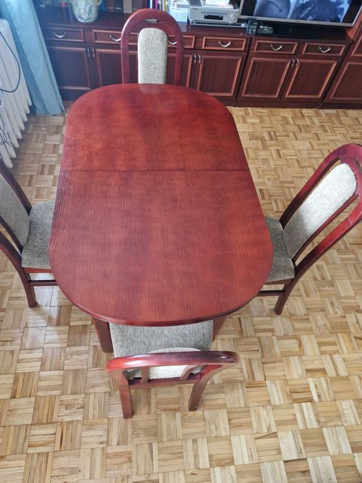 stół rozkładany z krzesłami