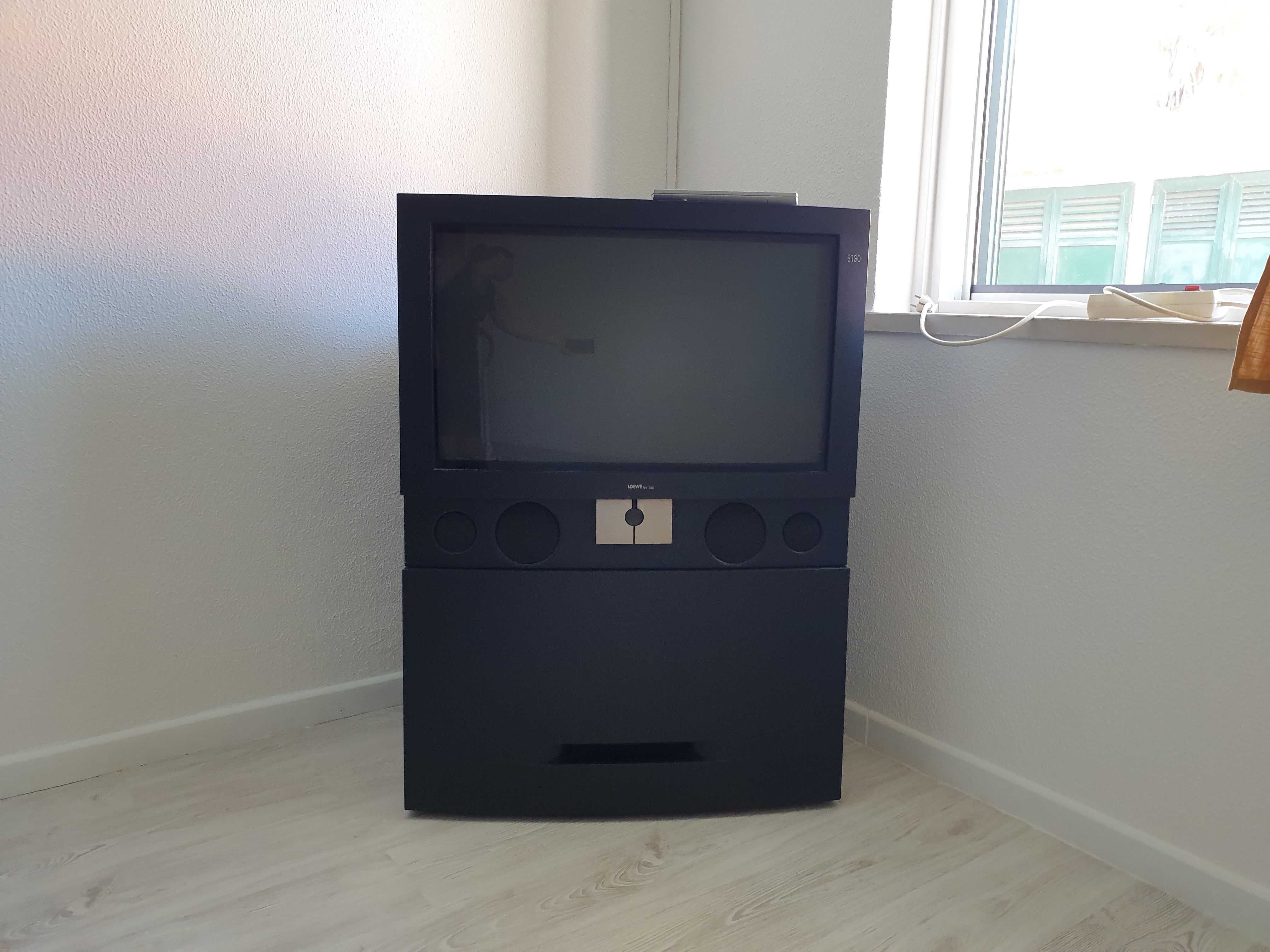 TV Loewe Ergo 6681 com movel Subwoofer