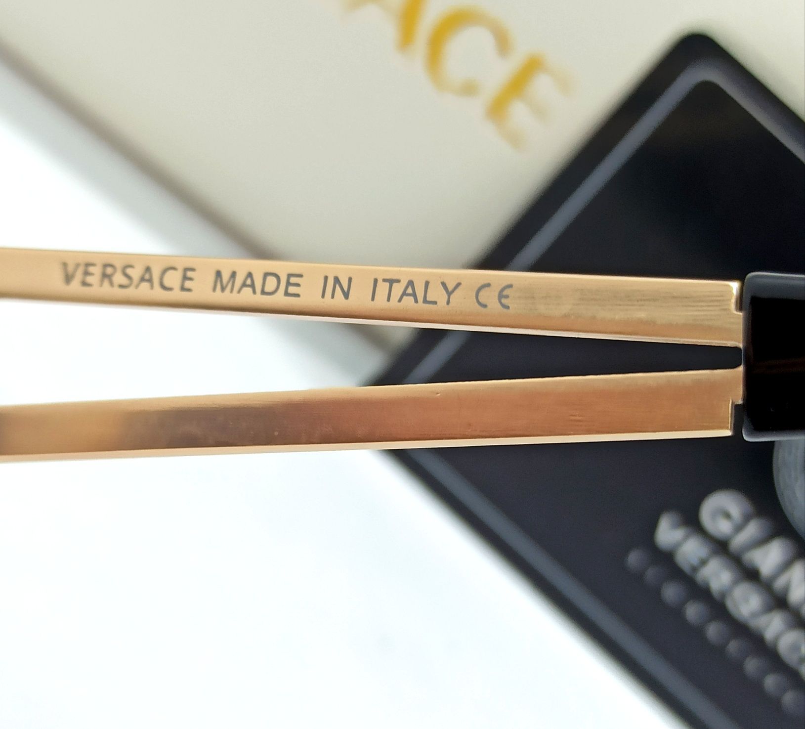 Versace стильные унисекс очки черные овальные в золотом металле VE6747