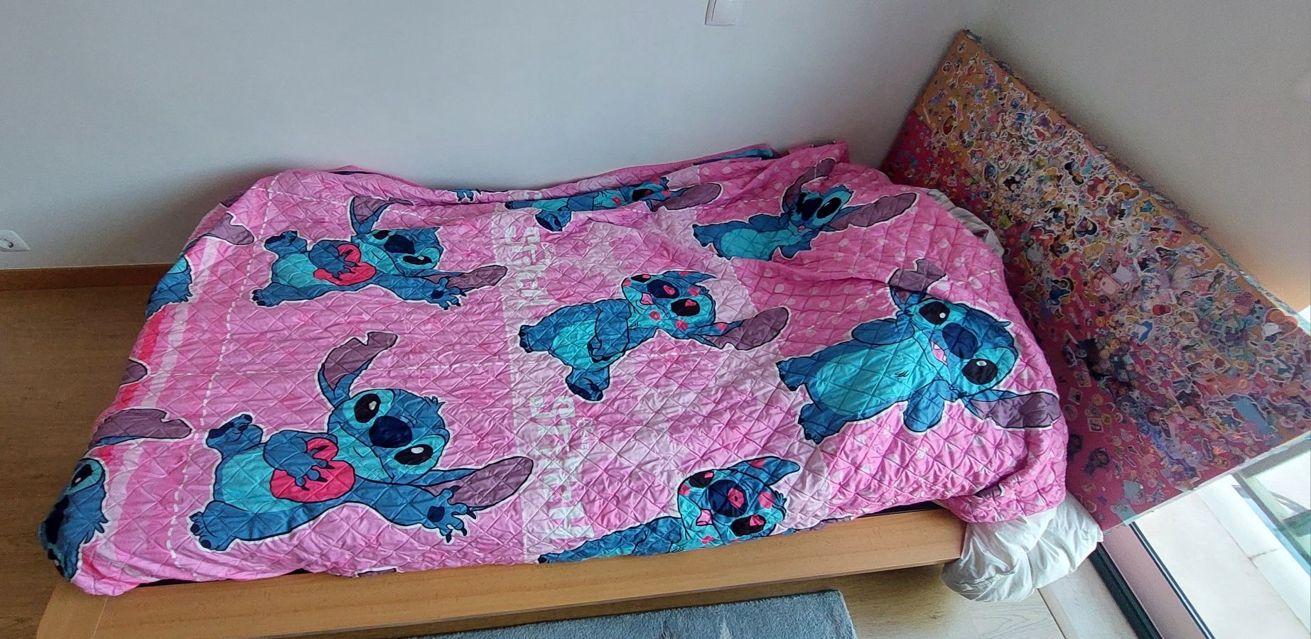 Cama solteiro e estante