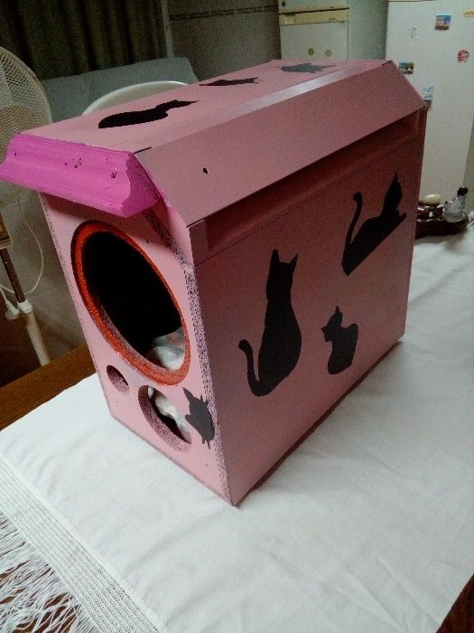 Cama para gatos em madeira