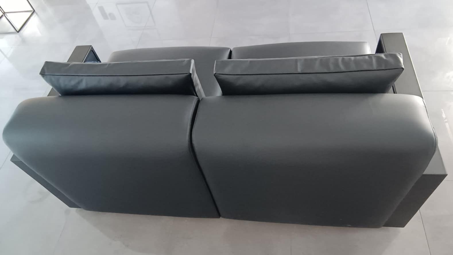 Sofa 2 modułowa czarna skóra naturalna metalowe podłokietniki loftowa