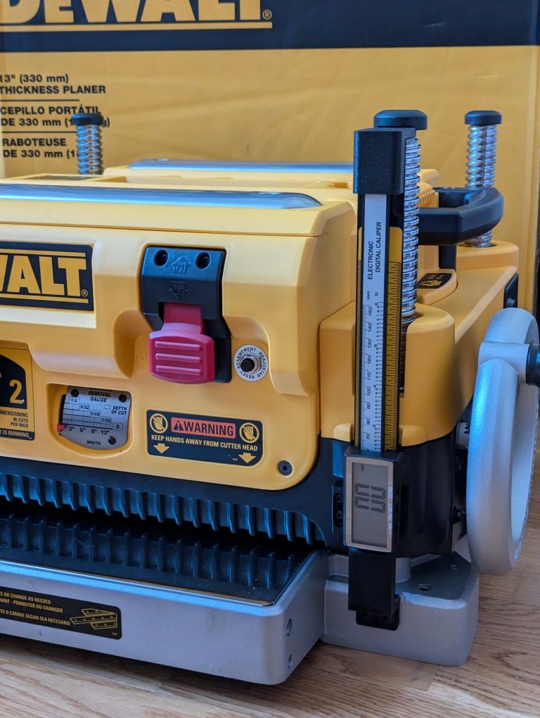 Цифрова метрична / дюймова шкала на рейсмус DeWALT DW735