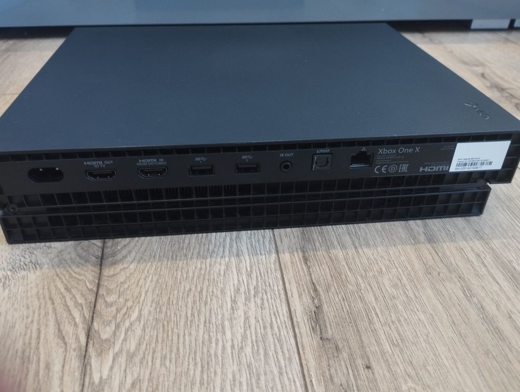 Konsola Xbox One X w zestawie.