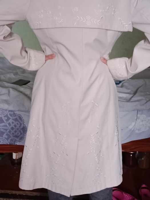 Продам плащ колір слонова кость
