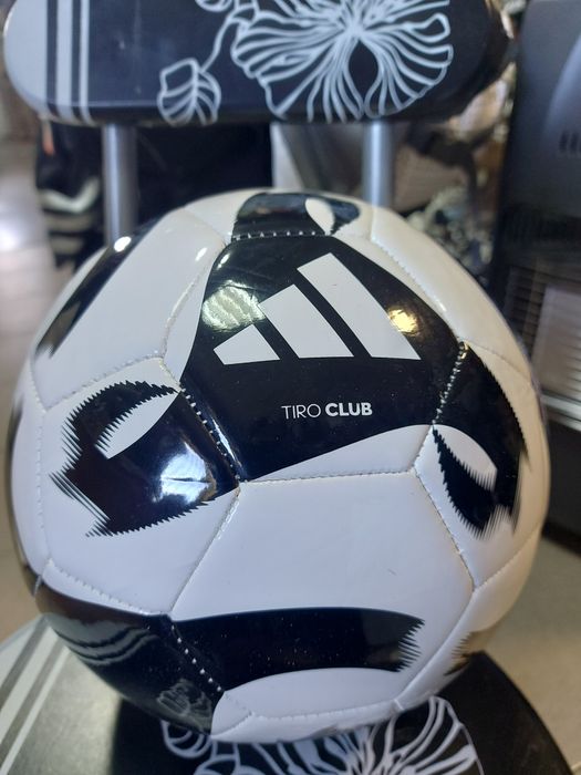 Футбольний м'яч Adidas Tiro Club Football №5 HT2430 .