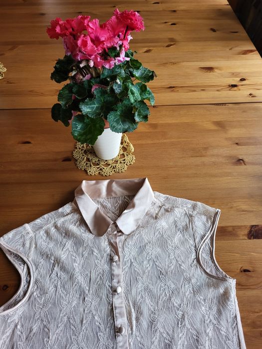 Beżowa koronkowa bluzka z kołnierzykiem M L