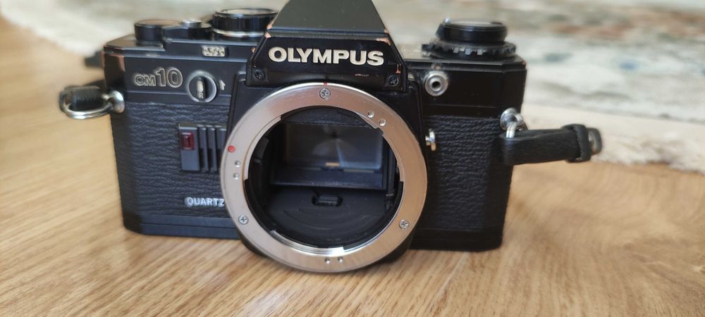 Sprzedam aparat lustrzanka analogowa OLYMPUS om10 + obiektyw f 200mm.