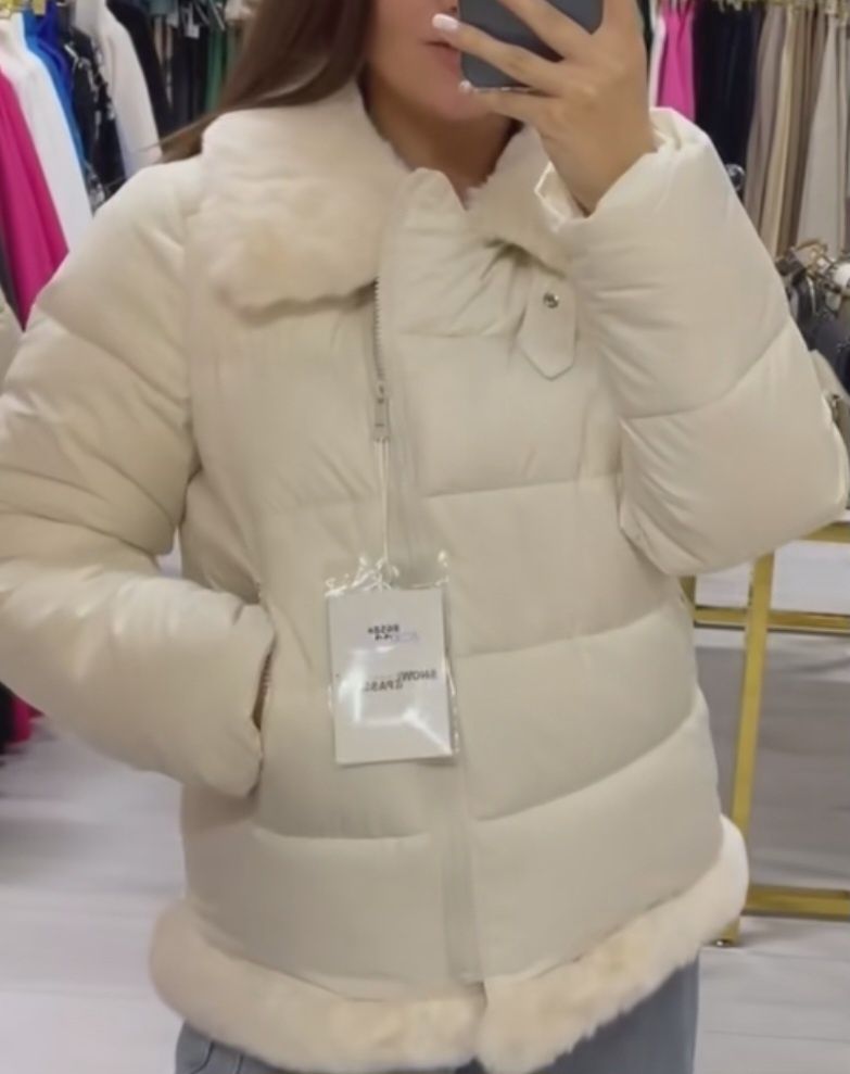 Стильна жіноча куртка молочного кольору
