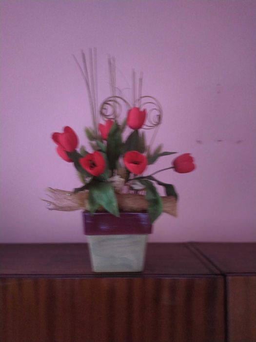 Kompozycja kwiatowa w doniczce ceramicznej z pracowni florystycznej