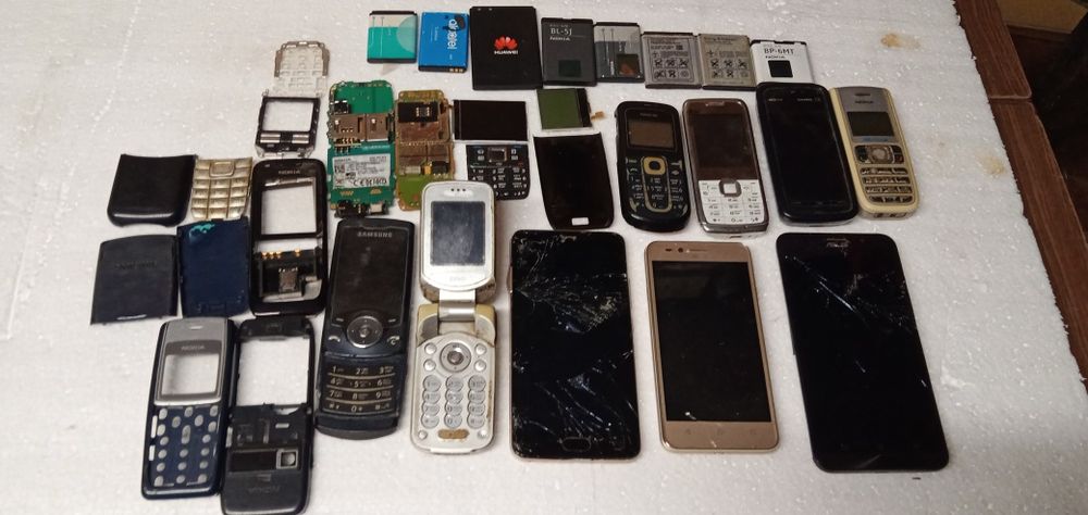 Телефоны и батареи на запчасти.