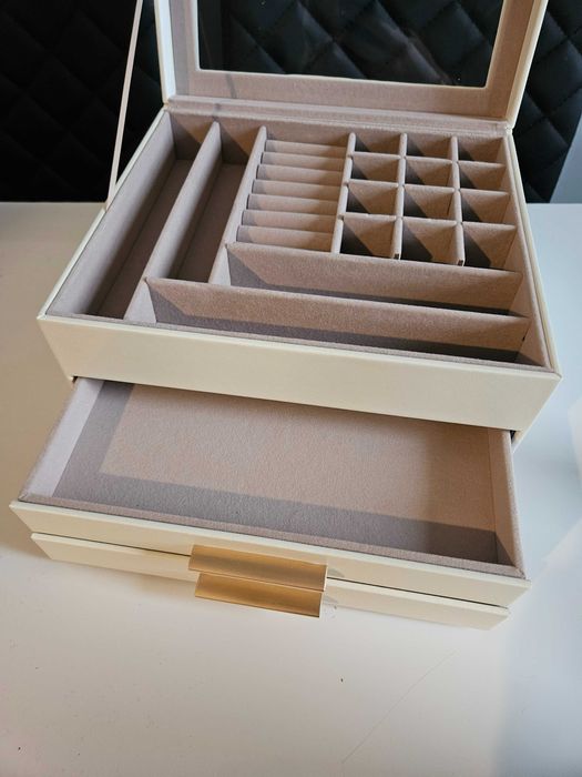 Jasna szkatułka kuferek organizer do przechowywanie biżuterii prezent