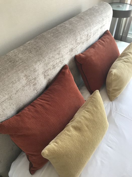 Cama e mesas de cabeceira. Só posso libertar em Dezembro.