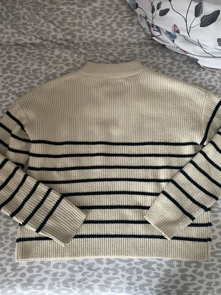 sweter beżowy z suwakiem w czarne paski