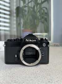 Nikon FE Плівковий зеркальний фотоапарат.