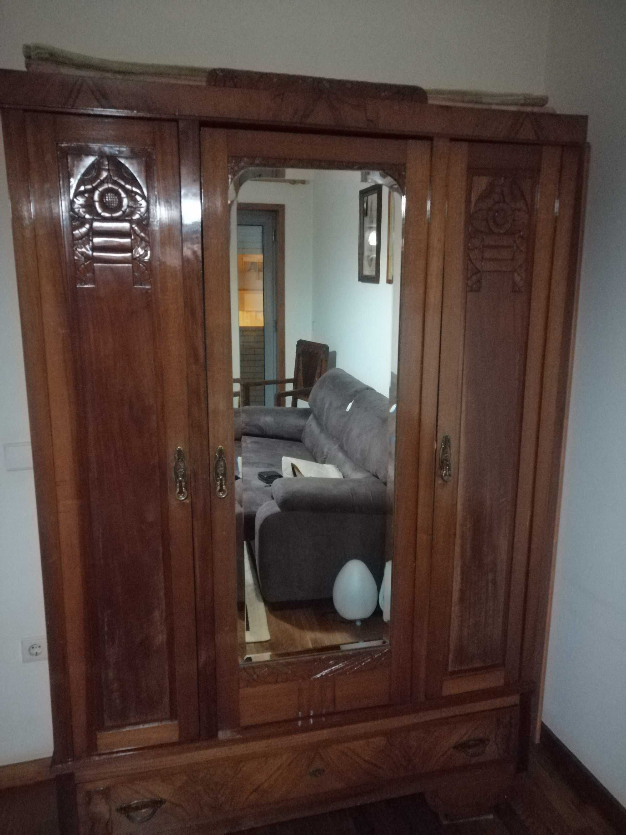 Guarda-fatos antigo