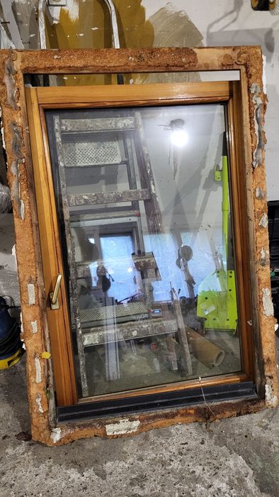 Okno z ramą z rozbiórki