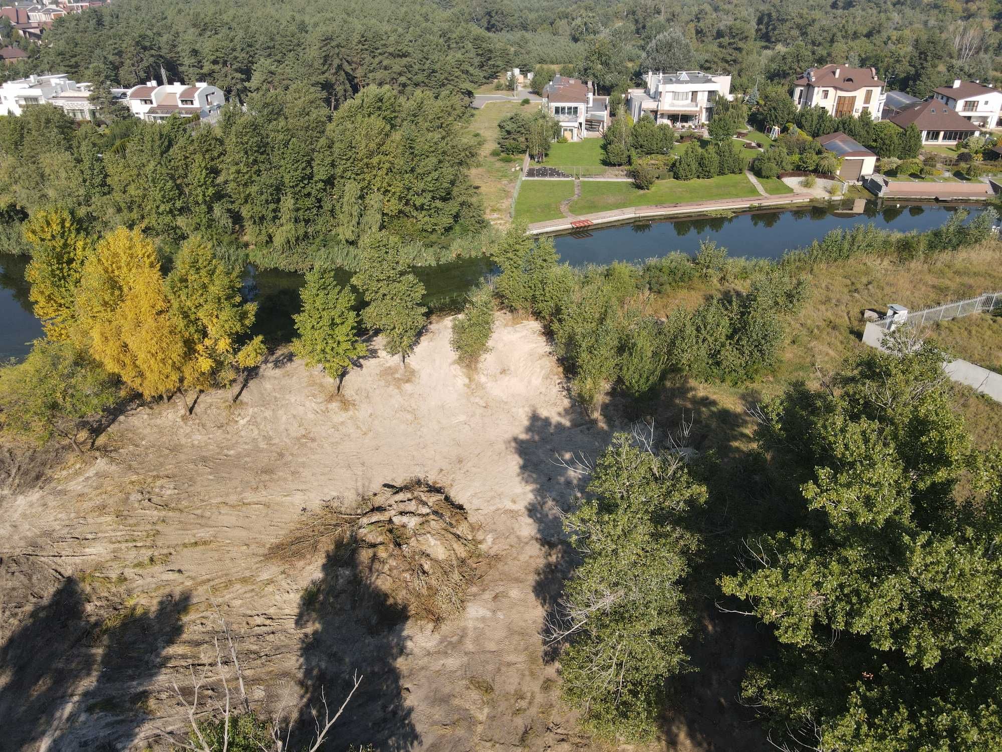 Земельный участок со своим берегом в городе.