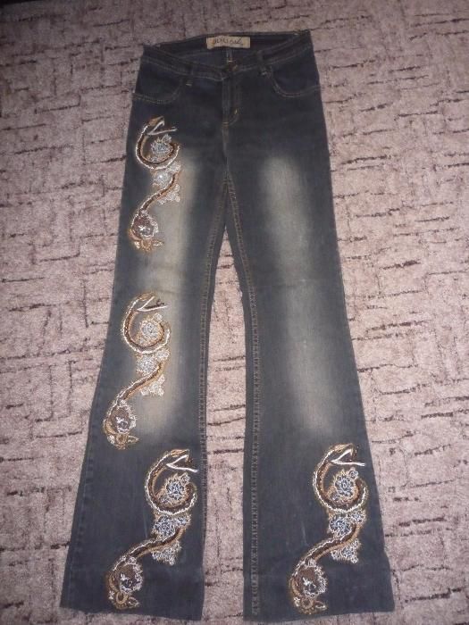 Джинсы с вышивкой