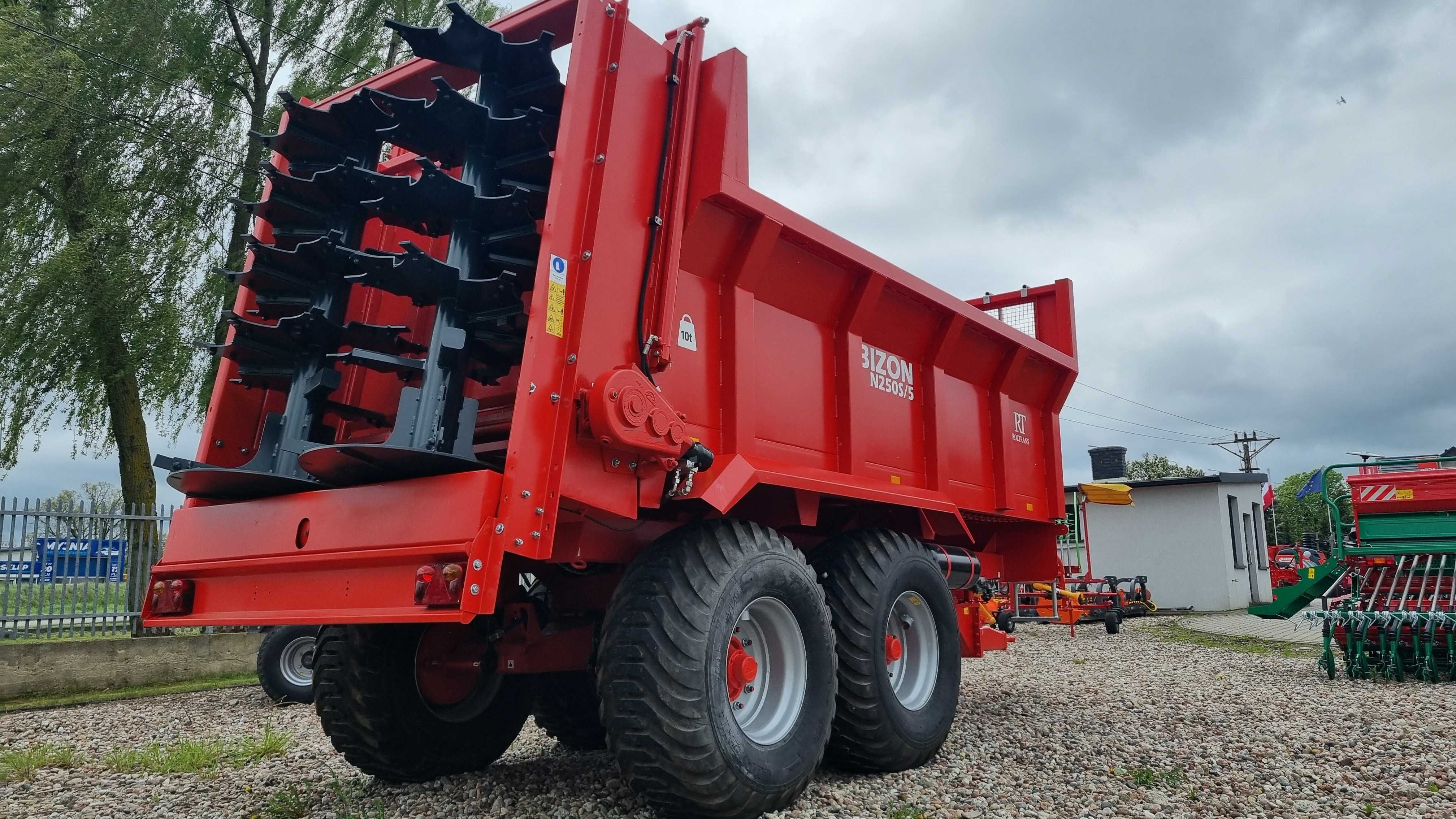 Rozrzutnik obornika BIZON N250S/5 - pojemność 10 TON. Solidna maszyna.