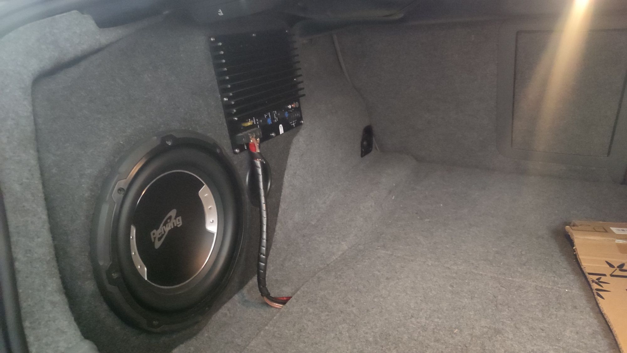 Subwoofer fitbox BMW E90 tuba pod zabudowę