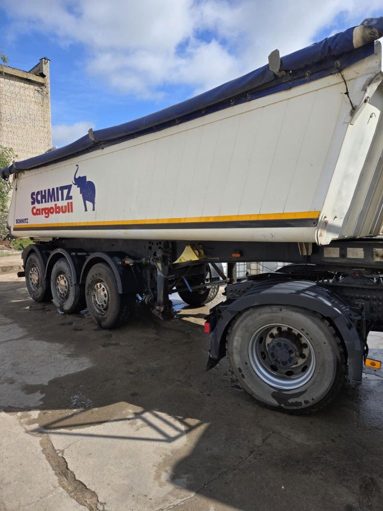 Renault c460 z naczepą Schmitz
