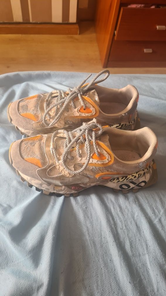 Vende se tenis EXE