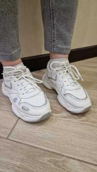 Білі, жіночі кросівки