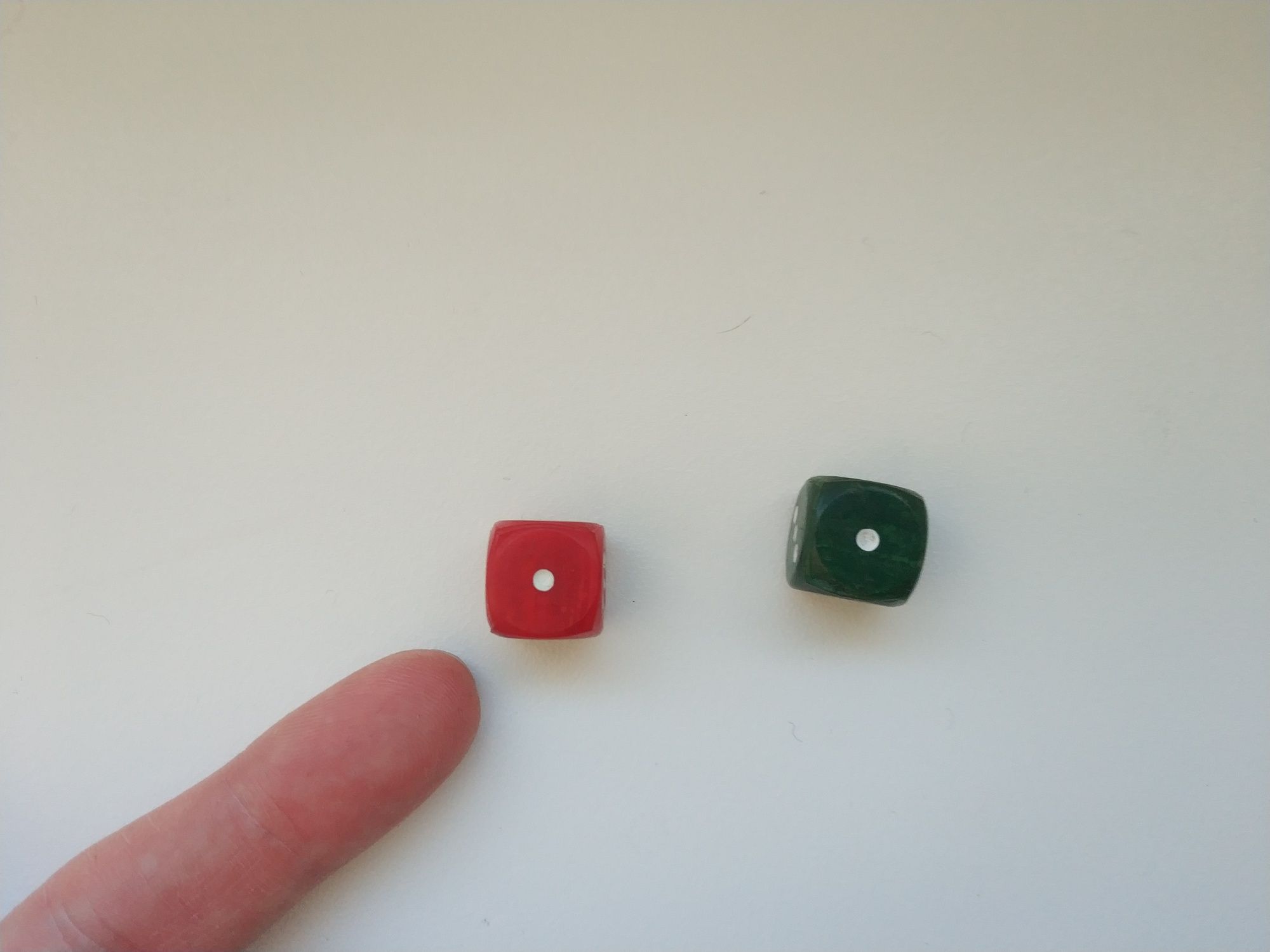 Dwie miniaturowe kostki do gry
