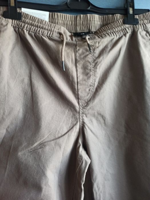Брюки- карго, кольору беж,нові, фірми H/M.З бавовни, розмірL.Недорого.