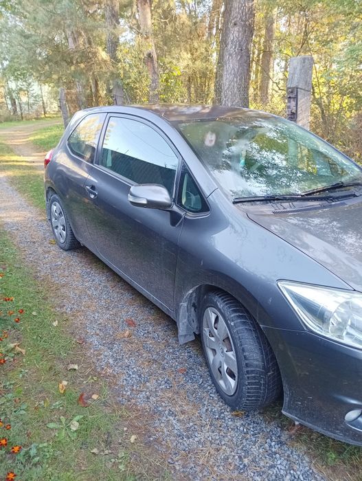 Toyota         auris,          2010