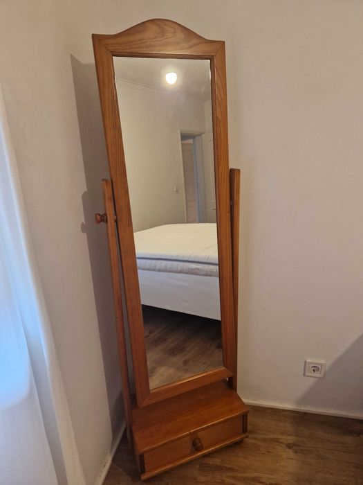 Espelho de quarto em Pinho