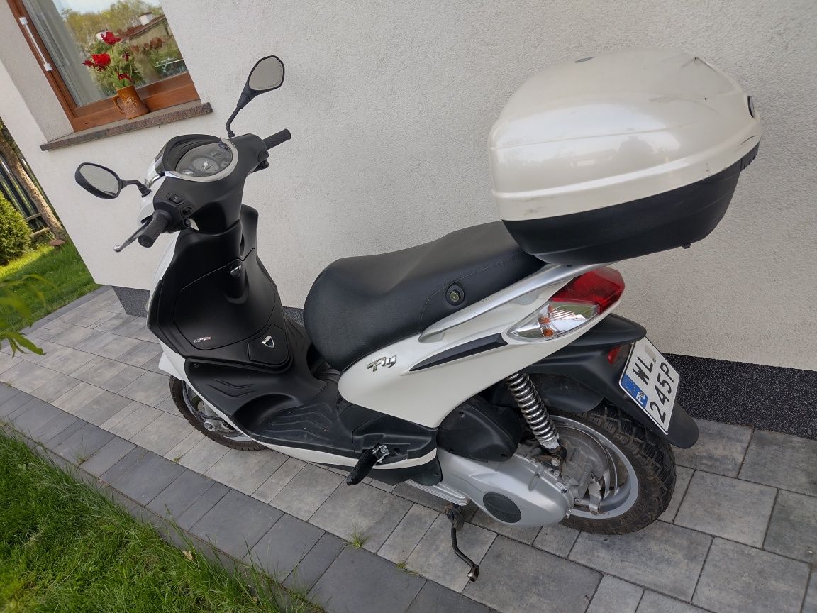 Piaggio fly 125 biała perła kufer świata LED dwa kluczyki Szwajcaria