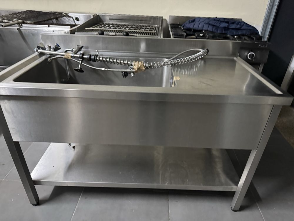Bancada /escaparate em aço inox com pia e torneira