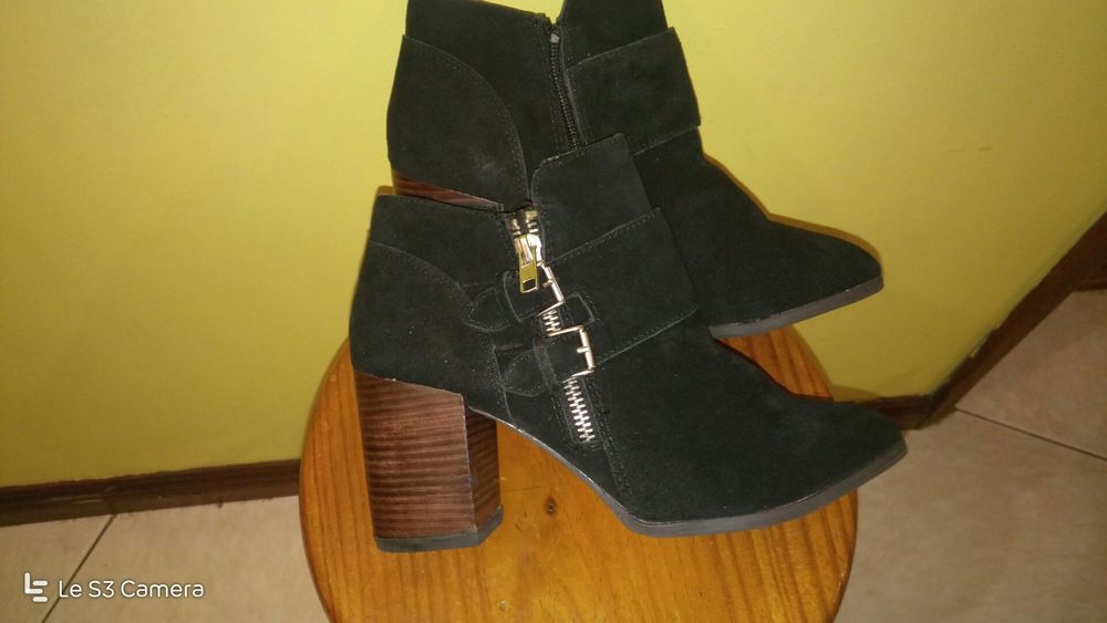 Botins pretos, camurça e pele, novos, baixa preço!!