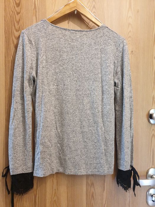 Szary sweterek damski Orsay z ozdobnymi rękawami koronka