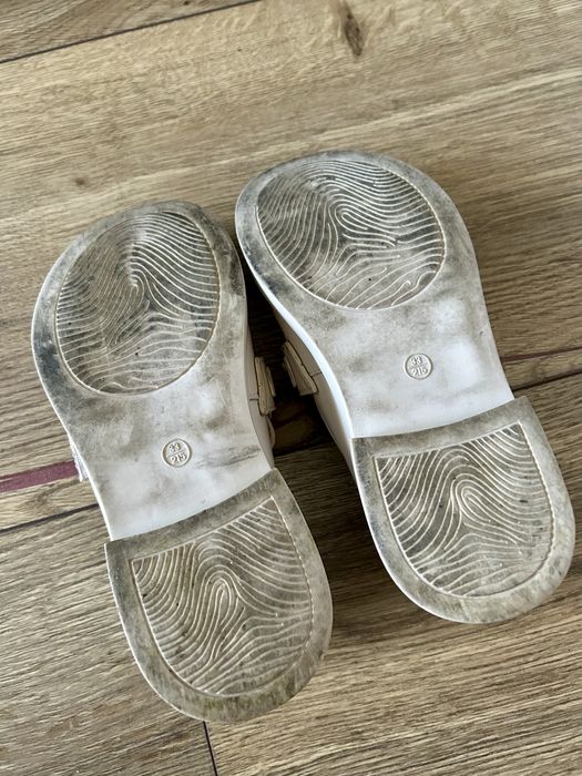 Mokasyny trzewiki beżowe ze złotymi elementami rozmiar 33