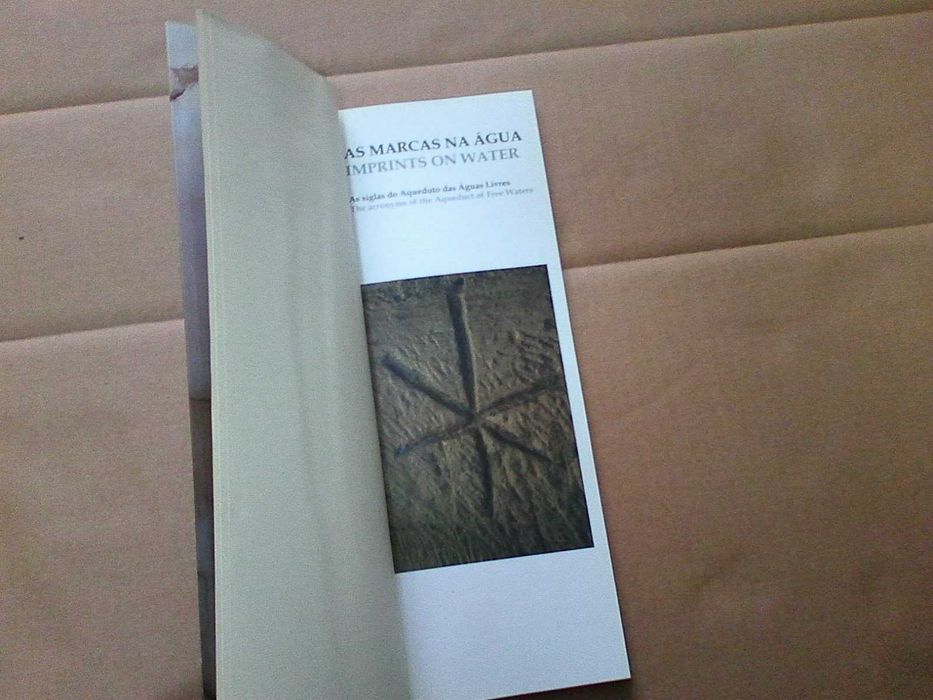 As marcas na água: As siglas do Aqueduto das Águas Livres