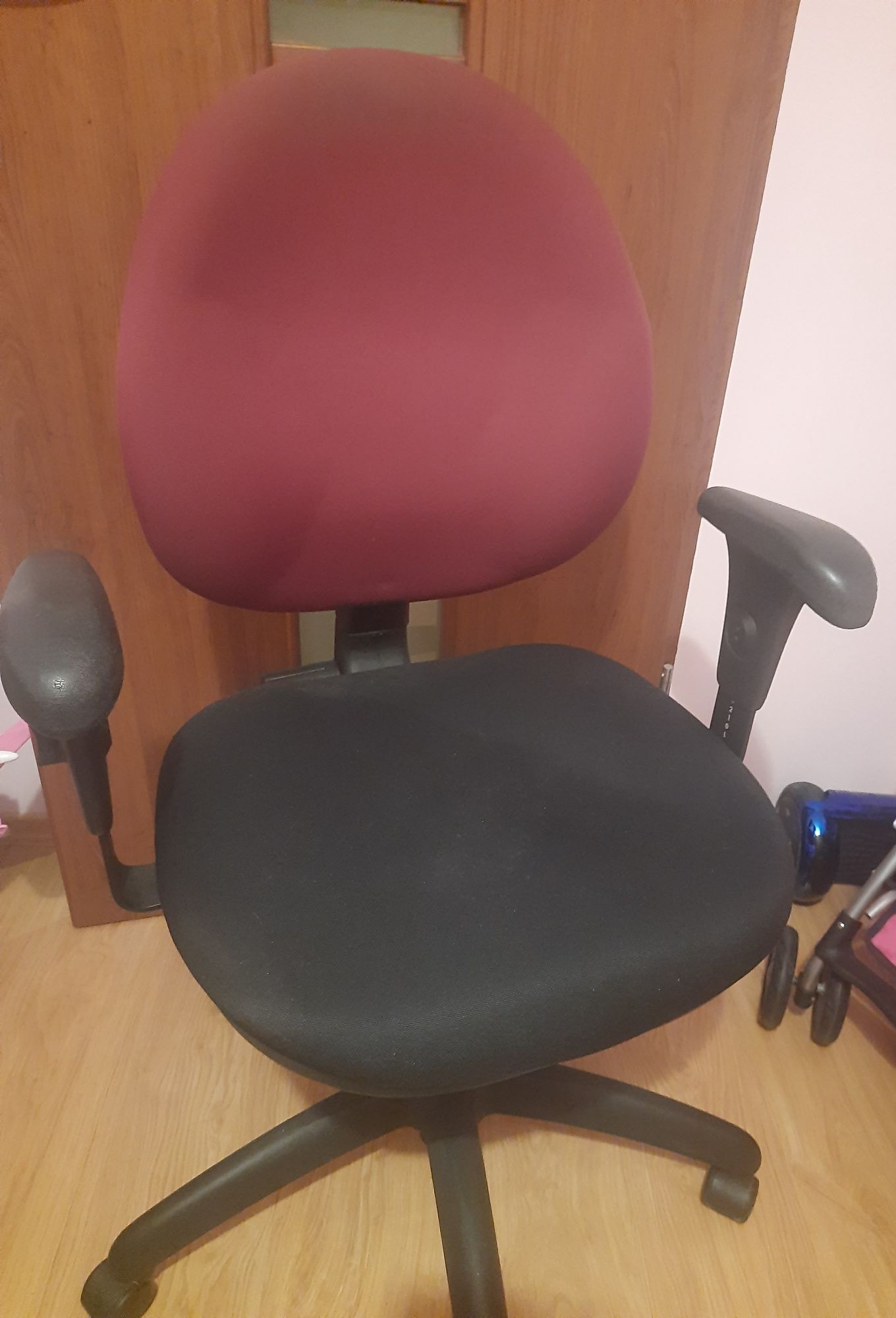 Dwa krzesła biurowe obracane na kółkach