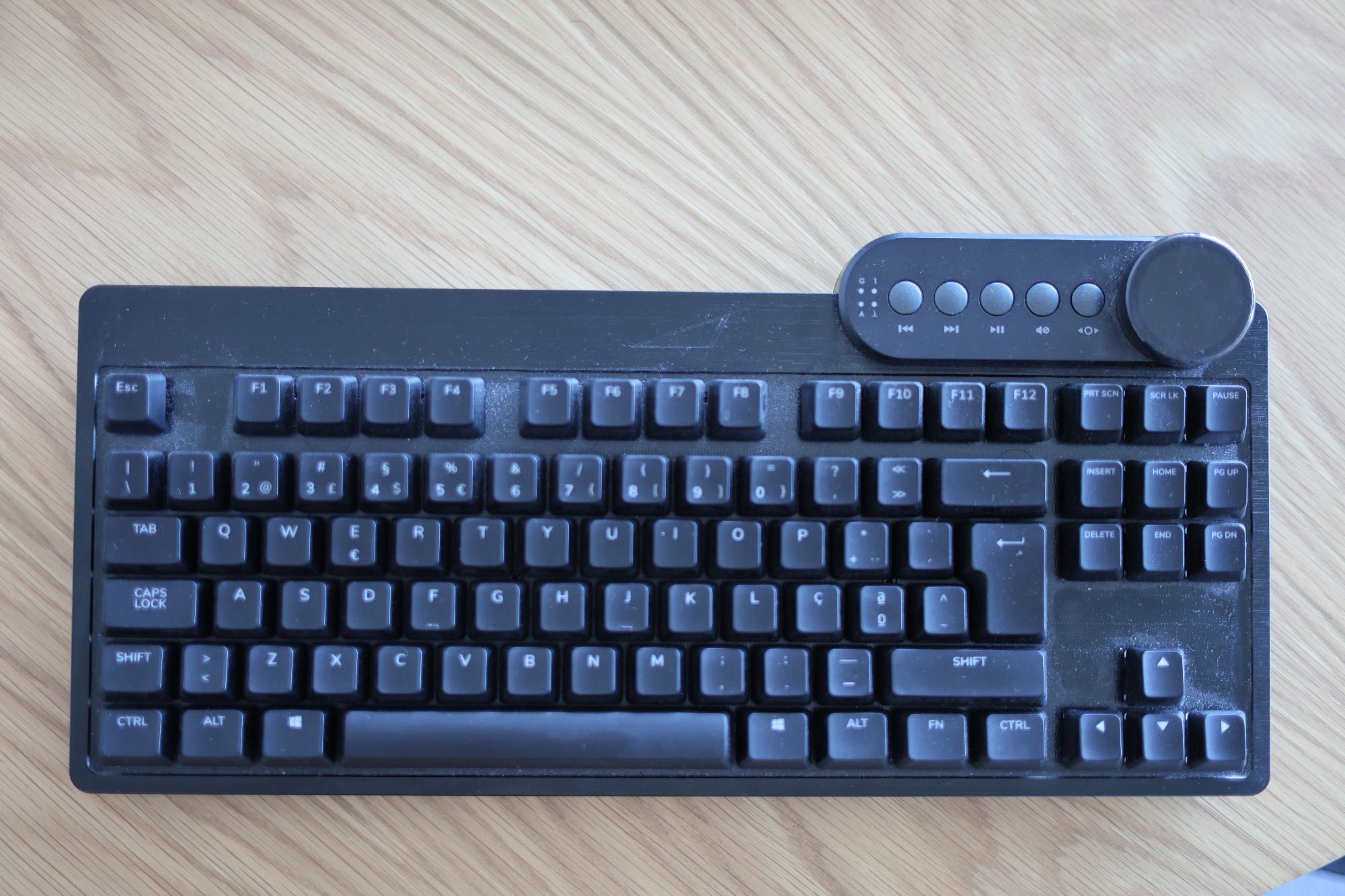 Teclado Gaming Mountain Everest Core TKL (Hot-Swap) + Media Dock