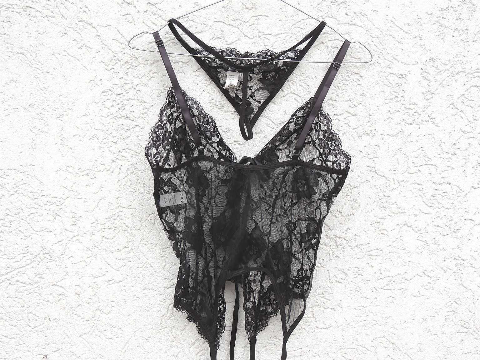 Gorset z podwiązkami i stringami *Risque* jak *Victoria’s Secret*  S/M