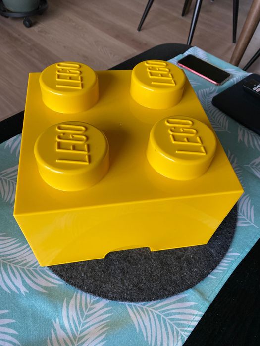 Oryginalny dwuczęściowy pojemnik firmy Lego.