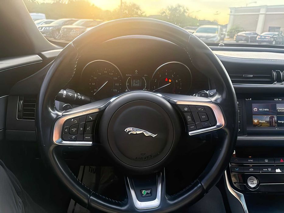 Jaguar XF      2016