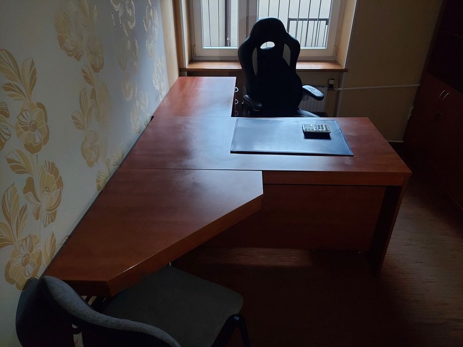 Biurka/ stoły sklepowe/ biurowe