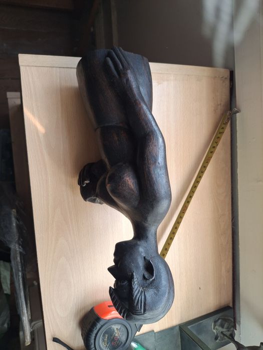 Escultura africana em madeira estatueta cerca 30 cms