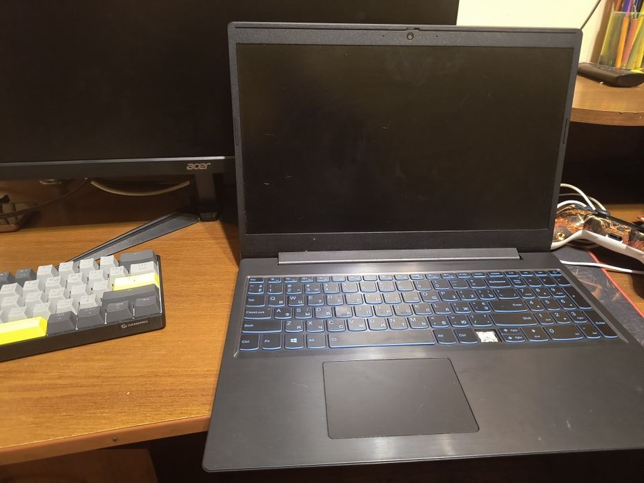 Ноутбук леново використовував 8 місяців.