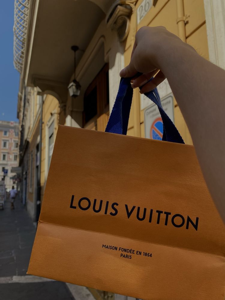 Papierowa torba po zakupach Louis Vuitton