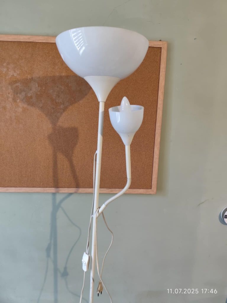 Lampa stojąca z dużym kloszem i ruchomym małym kloszem