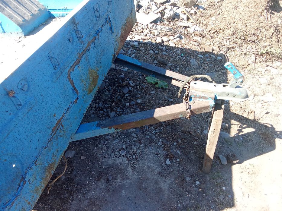 Продам прицеп легковой на документах с номерами .нахожу усиленый