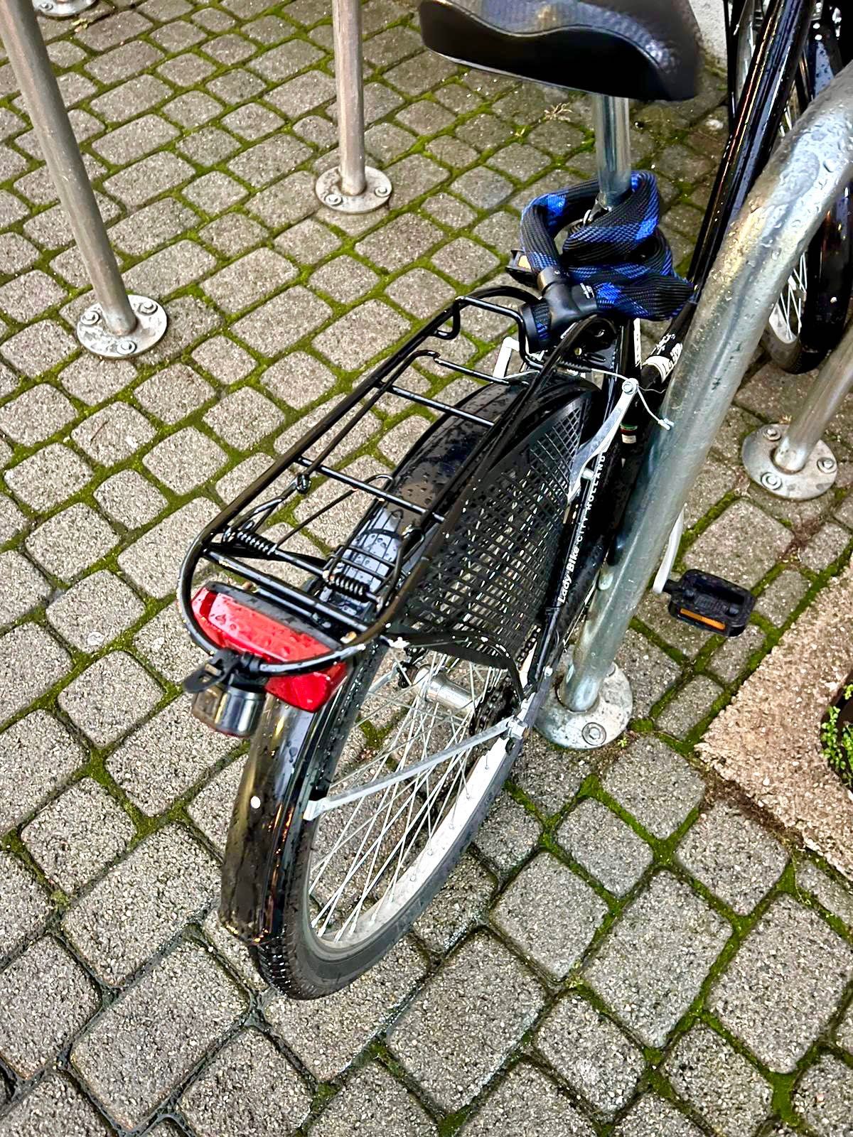 Czarny holenderski rower damski